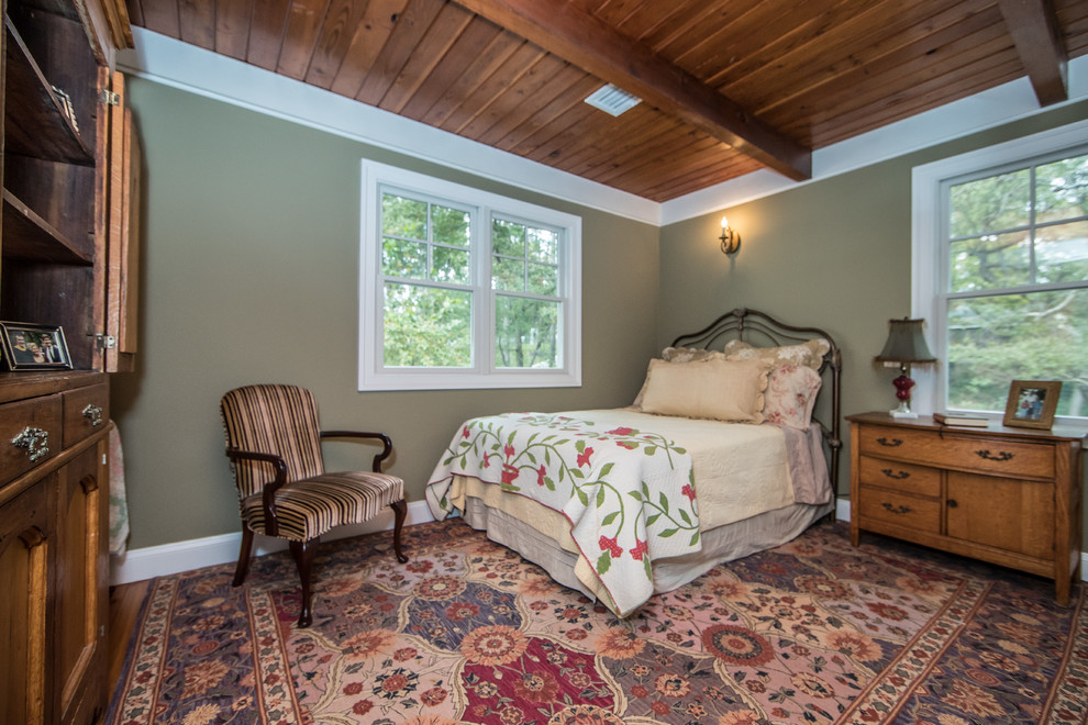 Foto de dormitorio principal rústico de tamaño medio sin chimenea con paredes beige, suelo de madera en tonos medios y suelo marrón