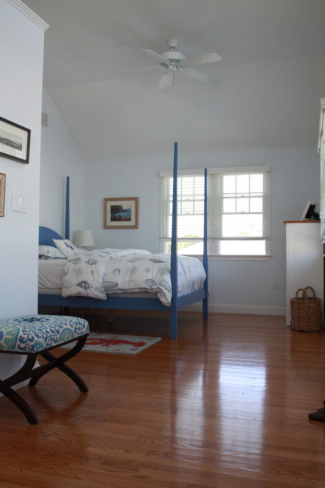 На фото: большая хозяйская спальня в морском стиле с синими стенами и паркетным полом среднего тона без камина