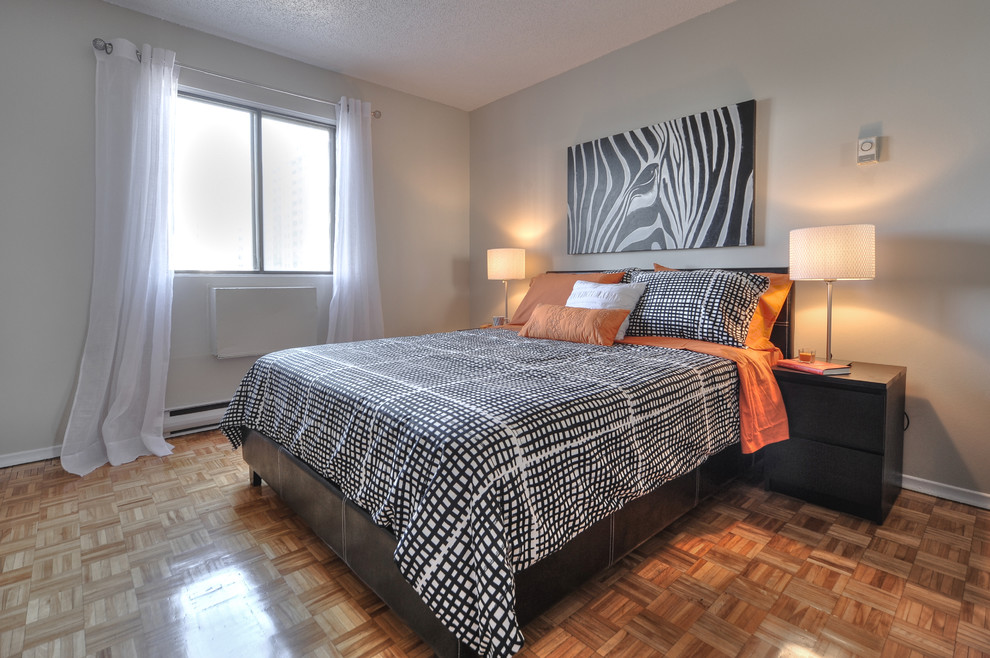 Ejemplo de dormitorio principal clásico renovado de tamaño medio con paredes beige y suelo de madera clara
