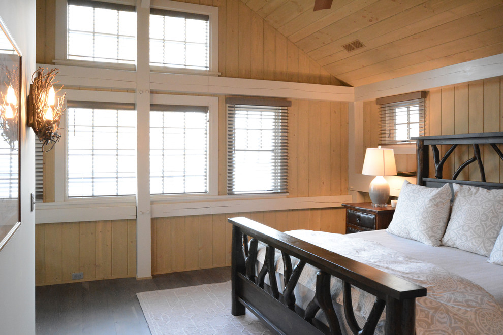 Mittelgroßes Rustikales Gästezimmer ohne Kamin mit weißer Wandfarbe und dunklem Holzboden in Bridgeport