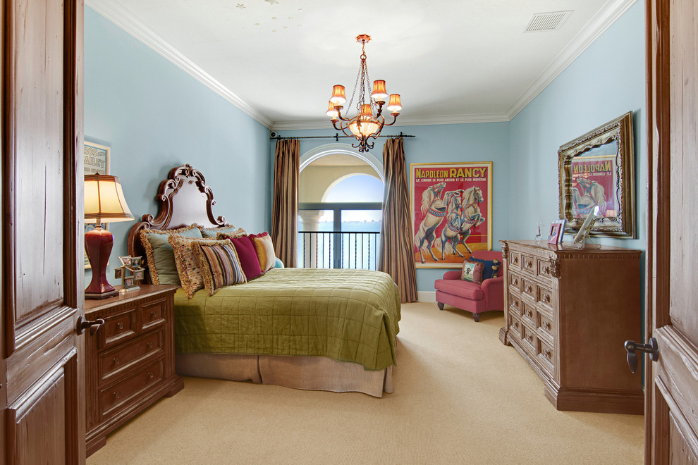 Mediterranes Schlafzimmer mit blauer Wandfarbe und Teppichboden in Tampa
