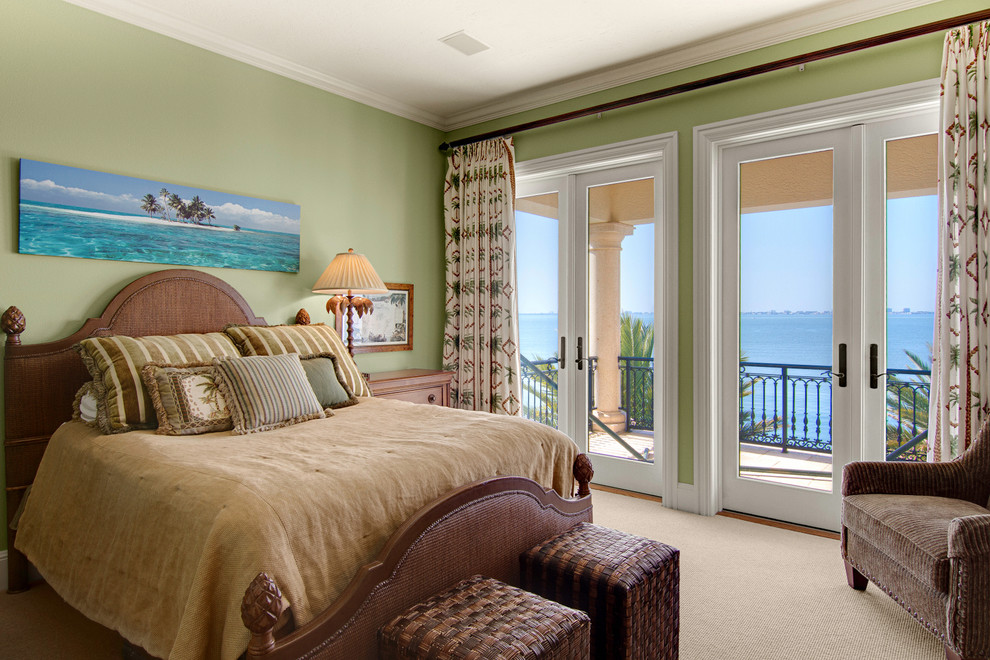 Пример оригинального дизайна: спальня в средиземноморском стиле с зелеными стенами