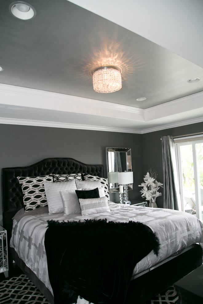 Foto de dormitorio principal clásico renovado de tamaño medio sin chimenea con paredes grises y suelo de madera clara