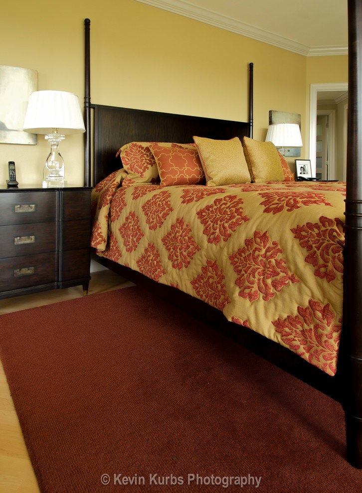 Modelo de dormitorio principal bohemio extra grande con paredes beige y suelo de madera clara
