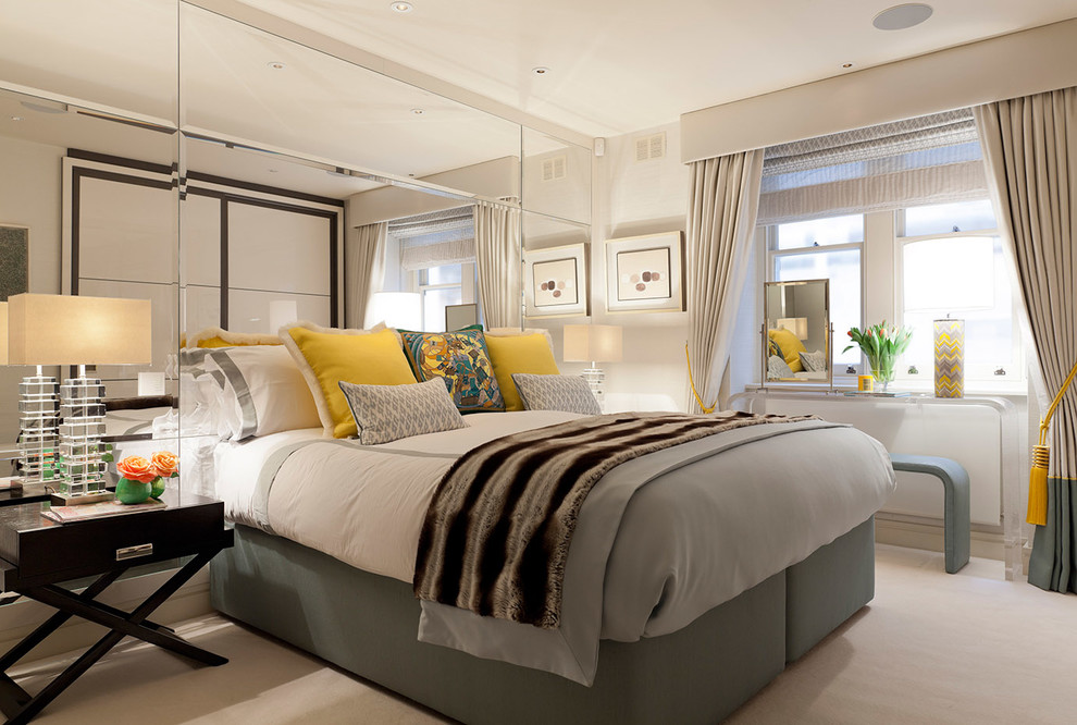 Стильный дизайн: спальня в современном стиле с белыми стенами, ковровым покрытием и акцентной стеной без камина - последний тренд