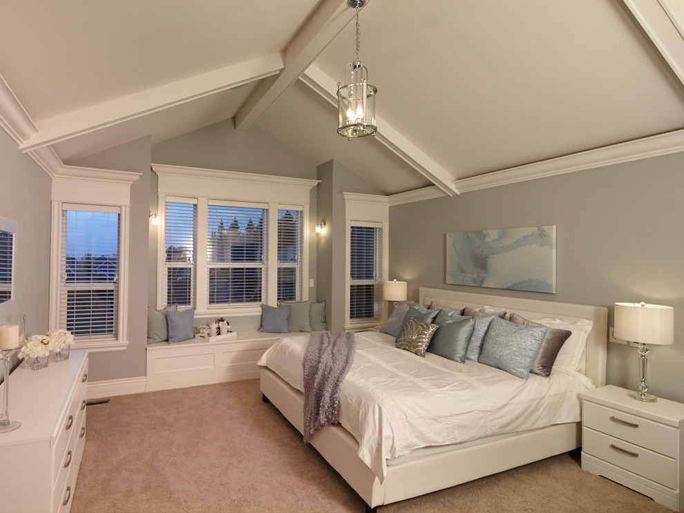 Diseño de dormitorio principal minimalista de tamaño medio con paredes verdes, moqueta y suelo beige