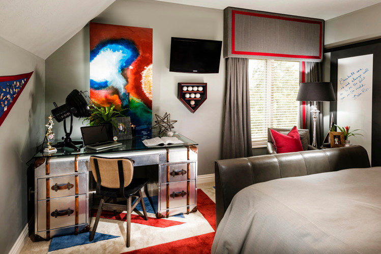 Пример оригинального дизайна: гостевая спальня среднего размера, (комната для гостей) в стиле неоклассика (современная классика) с синими стенами и ковровым покрытием без камина