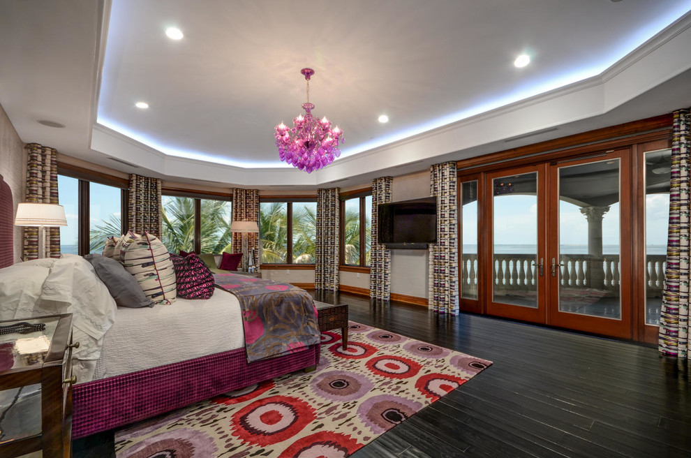 Großes Modernes Hauptschlafzimmer ohne Kamin mit weißer Wandfarbe und dunklem Holzboden in Tampa