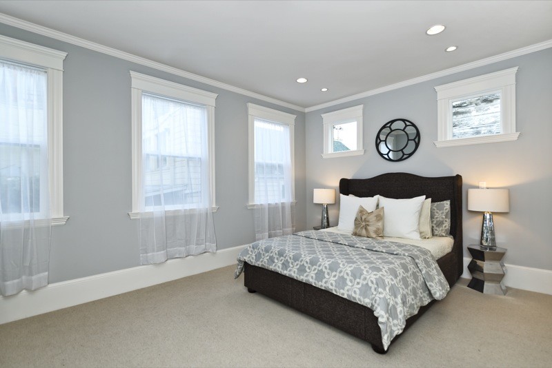 Источник вдохновения для домашнего уюта: большая хозяйская спальня в современном стиле с серыми стенами и ковровым покрытием без камина