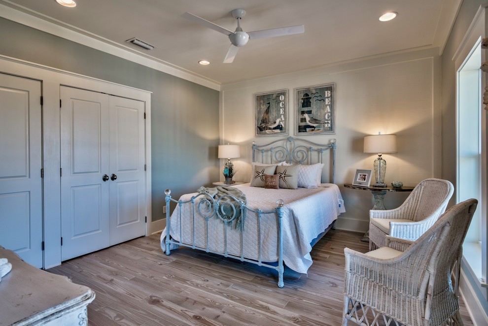 Стильный дизайн: спальня среднего размера в морском стиле с синими стенами и светлым паркетным полом без камина - последний тренд