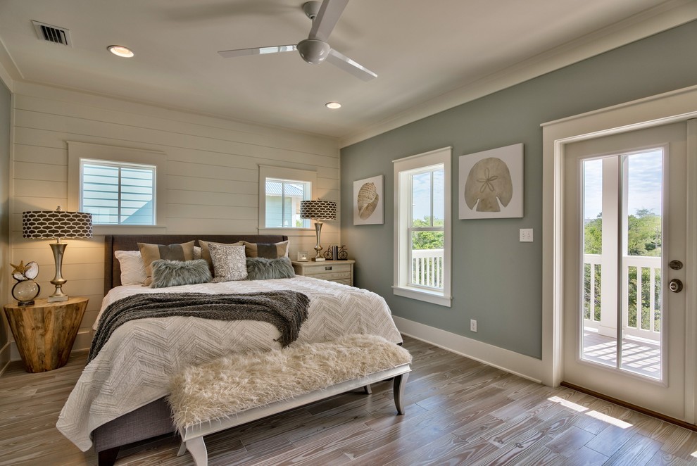Mittelgroßes Maritimes Schlafzimmer ohne Kamin mit blauer Wandfarbe und hellem Holzboden in Miami