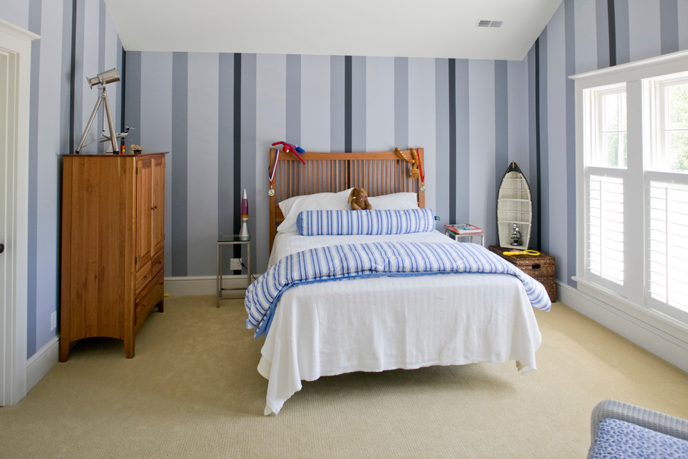 Beach style guest carpeted bedroom photo in Grand Rapids with blue walls