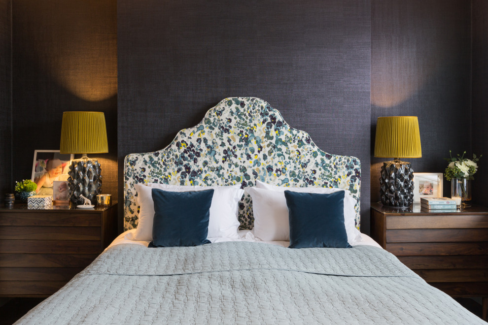 グロスタシャーにある広いコンテンポラリースタイルのおしゃれな主寝室 (青い壁、濃色無垢フローリング、茶色い床、グレーとブラウン)