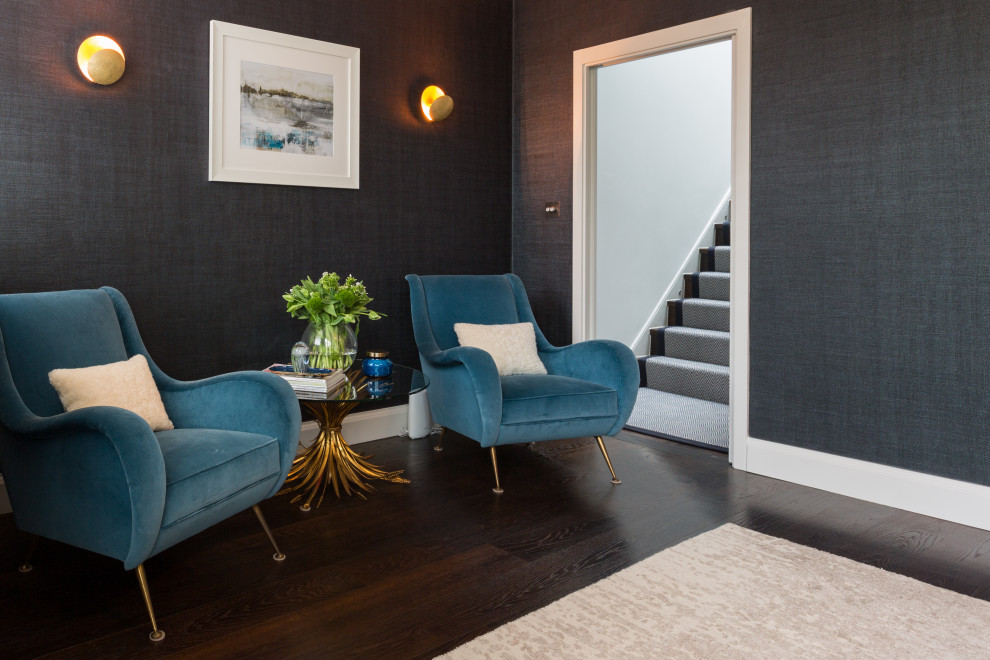 Идея дизайна: большая хозяйская спальня в современном стиле с синими стенами, темным паркетным полом и коричневым полом