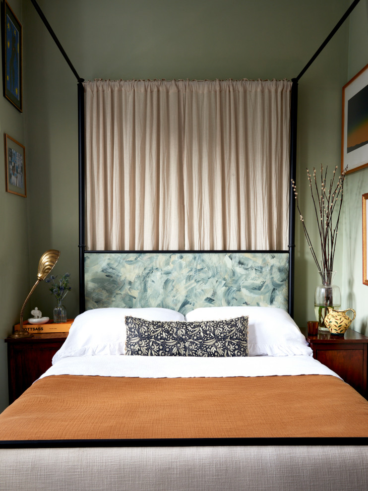 Esempio di una camera da letto eclettica con pareti verdi
