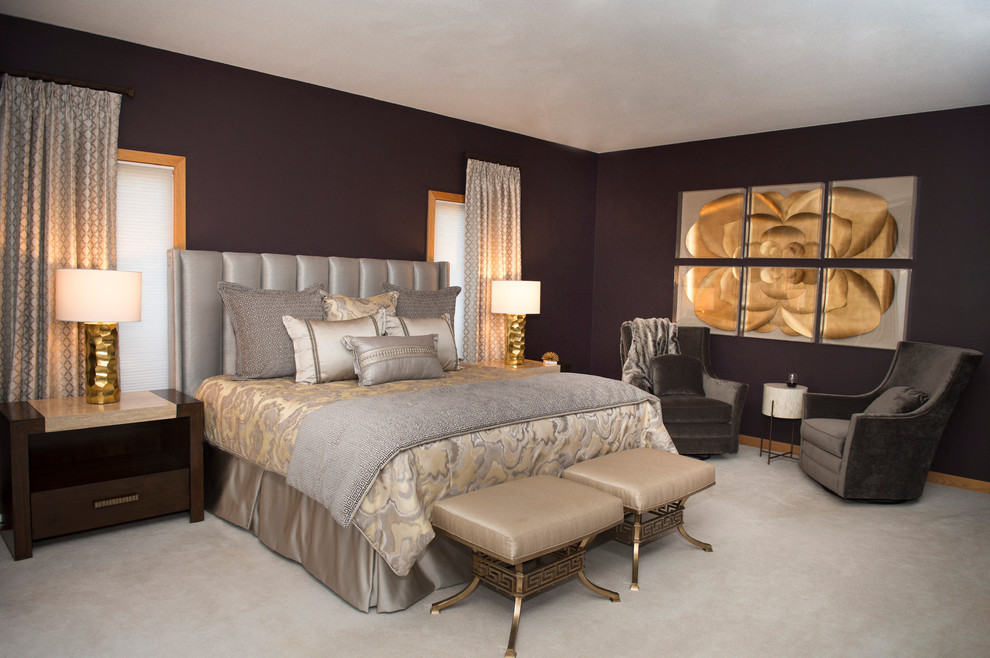 На фото: огромная хозяйская спальня в стиле неоклассика (современная классика) с фиолетовыми стенами и ковровым покрытием без камина
