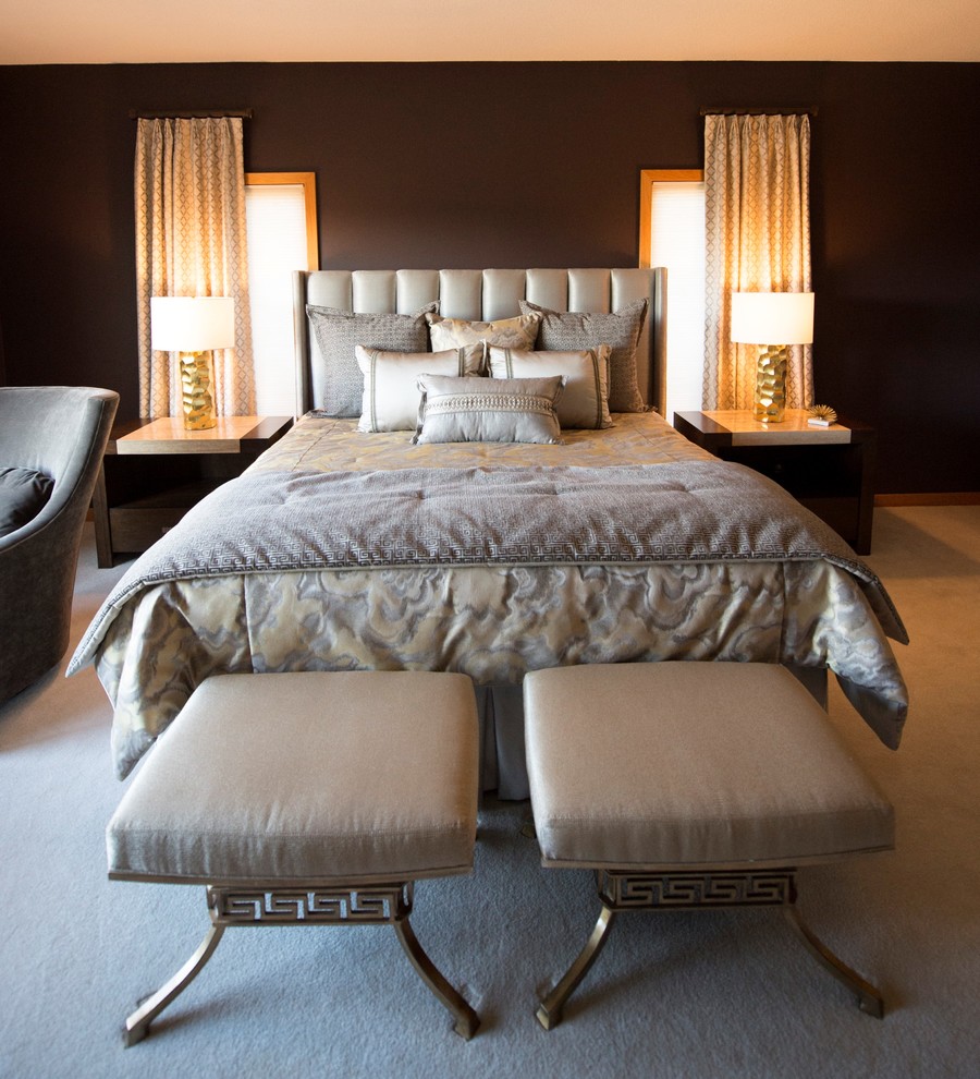 Идея дизайна: огромная хозяйская спальня в стиле неоклассика (современная классика) с фиолетовыми стенами и ковровым покрытием без камина