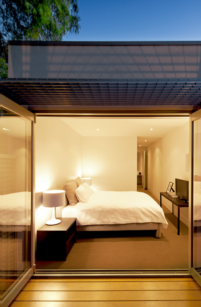 Imagen de dormitorio principal minimalista pequeño con paredes blancas y moqueta