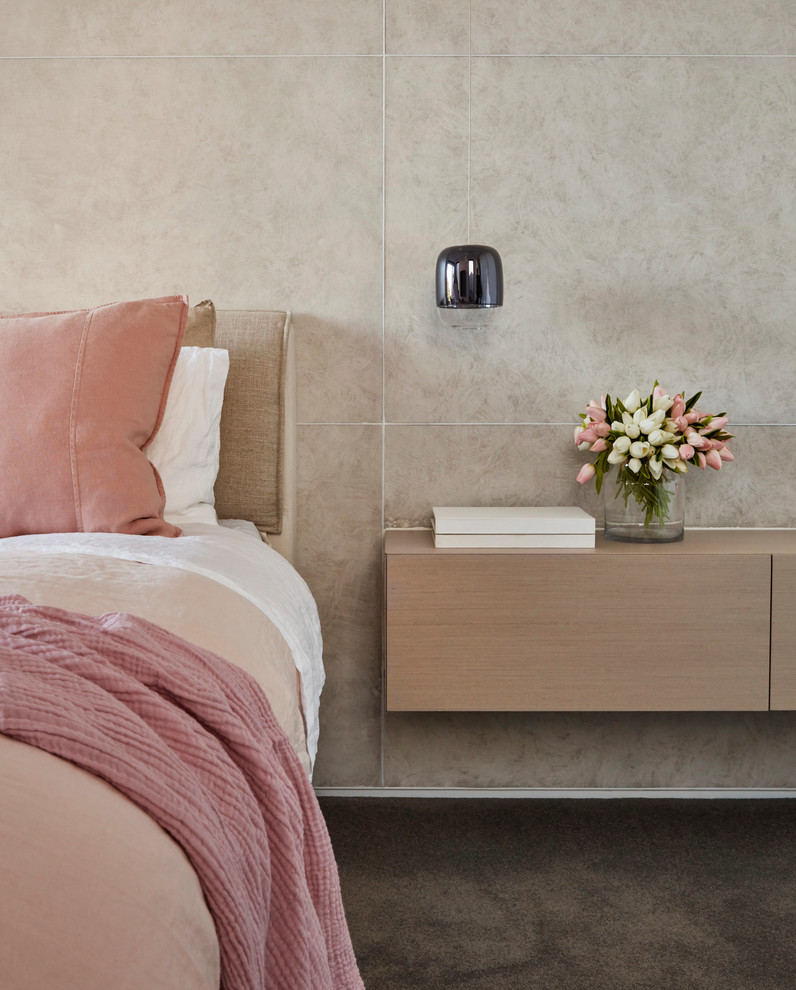 Idées déco pour une chambre avec moquette contemporaine avec un mur beige et un sol gris.