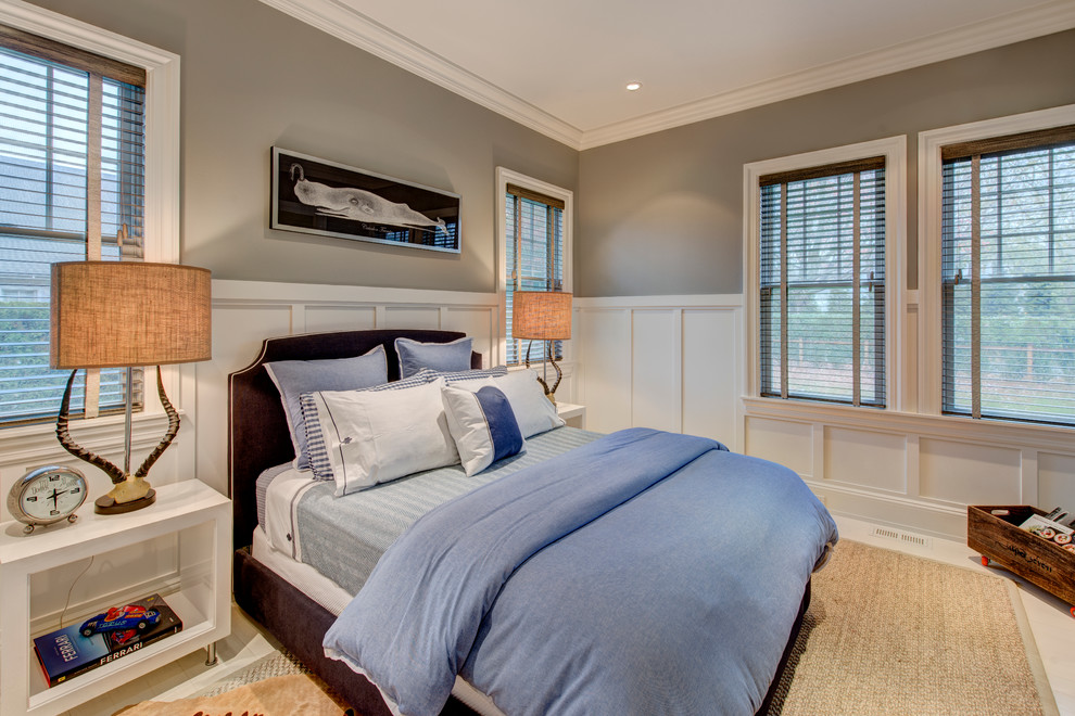 Ejemplo de habitación de invitados nórdica de tamaño medio con paredes beige y suelo de madera clara