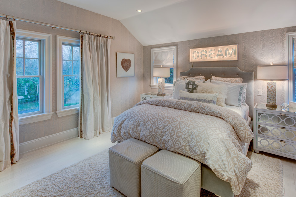 Diseño de habitación de invitados romántica de tamaño medio con paredes beige y suelo de madera clara