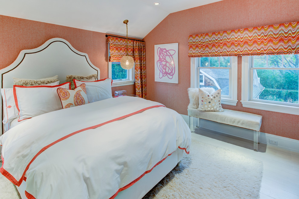 Diseño de habitación de invitados costera de tamaño medio con paredes beige y suelo de madera clara