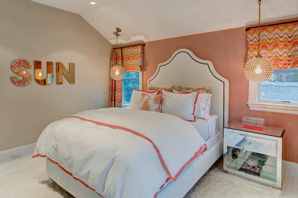 На фото: гостевая спальня среднего размера, (комната для гостей) в морском стиле с бежевыми стенами и светлым паркетным полом с
