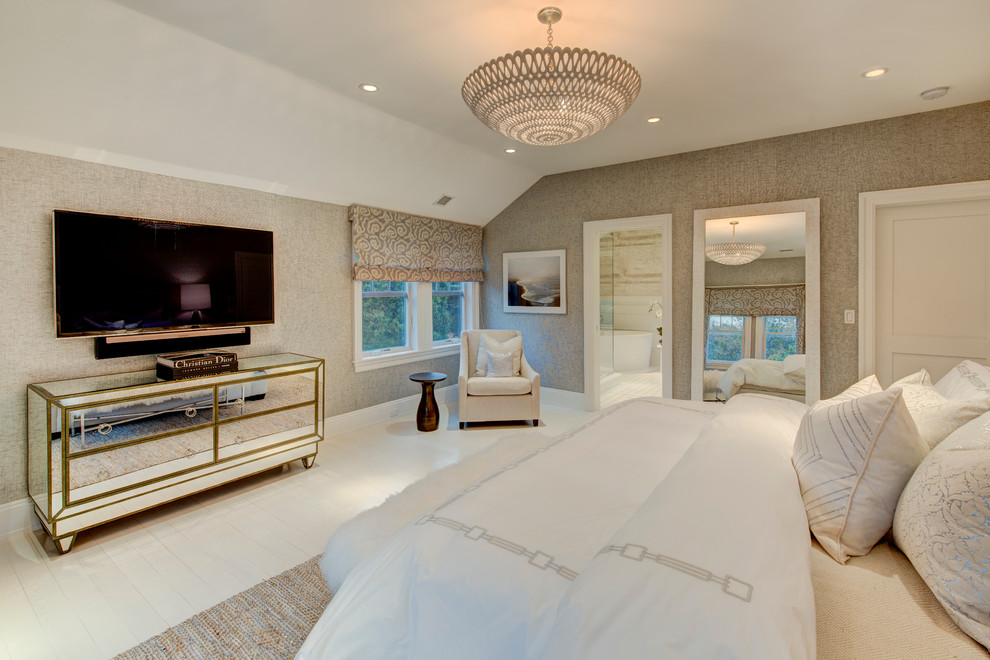 Стильный дизайн: хозяйская спальня среднего размера в стиле шебби-шик с серыми стенами и деревянным полом без камина - последний тренд