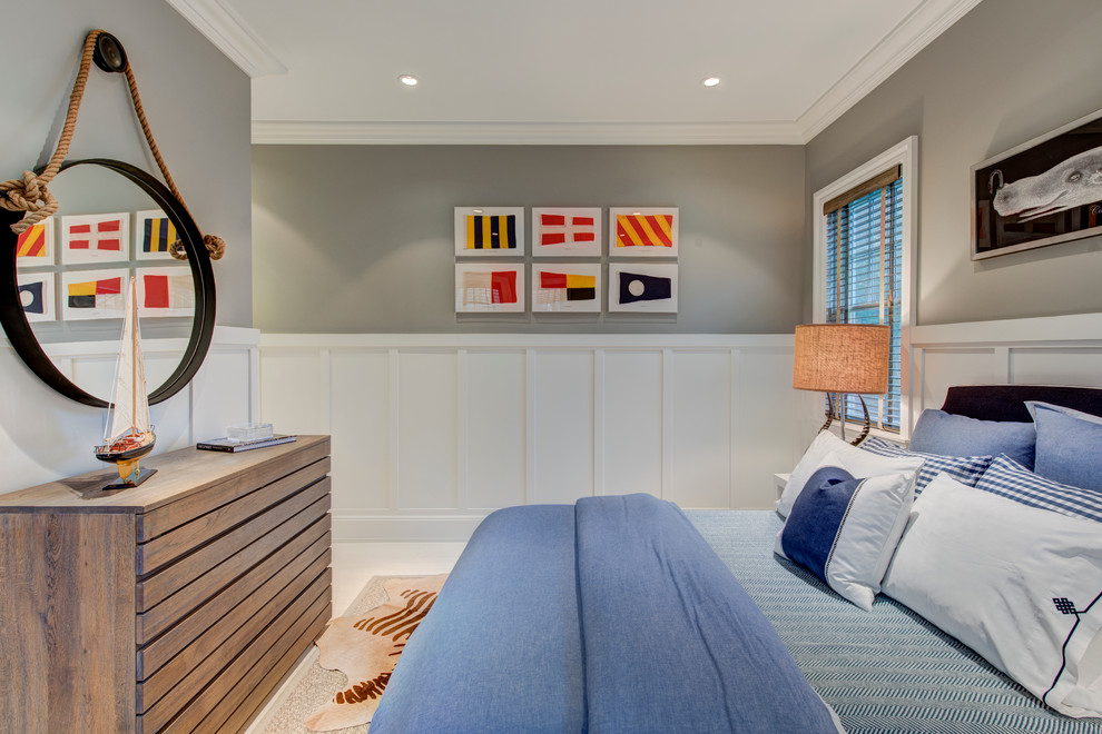 Immagine di una camera degli ospiti nordica di medie dimensioni con pareti beige e parquet chiaro