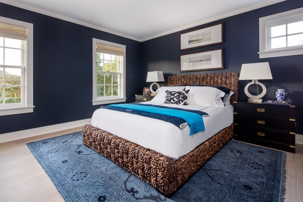 На фото: гостевая спальня среднего размера, (комната для гостей) в морском стиле с синими стенами без камина