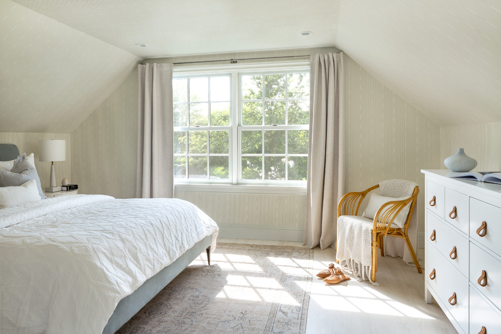 Imagen de dormitorio tradicional renovado de tamaño medio sin chimenea con paredes beige, suelo de madera clara y suelo beige