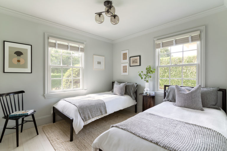 Cette photo montre une chambre chic de taille moyenne avec un mur beige, parquet clair, aucune cheminée et un sol beige.