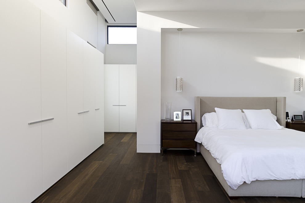 Modelo de dormitorio minimalista con paredes blancas
