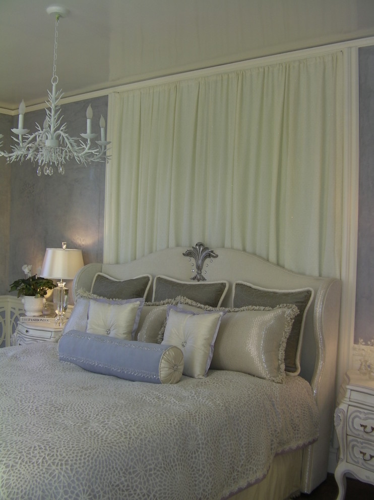 Modelo de dormitorio clásico renovado grande con paredes azules