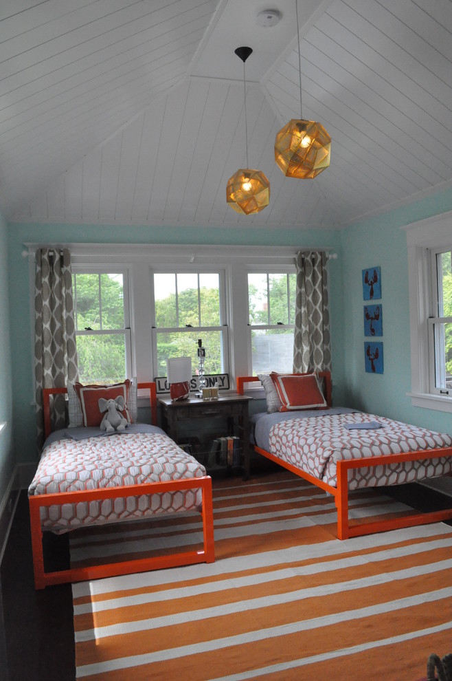 Ispirazione per una camera degli ospiti stile marino di medie dimensioni con pareti blu e parquet scuro