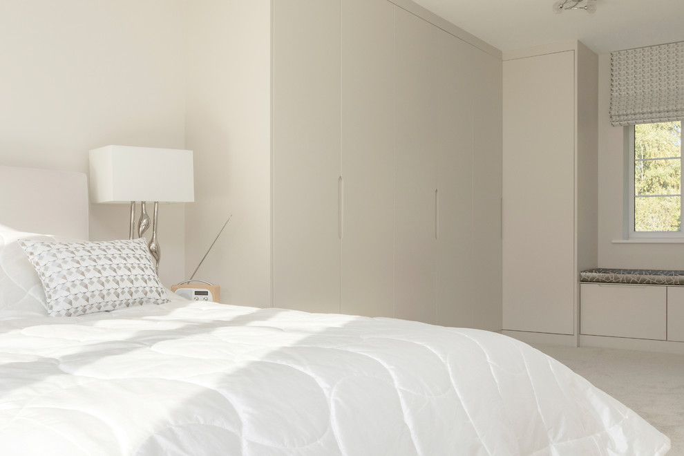 Diseño de dormitorio principal actual de tamaño medio con moqueta, paredes beige y suelo beige
