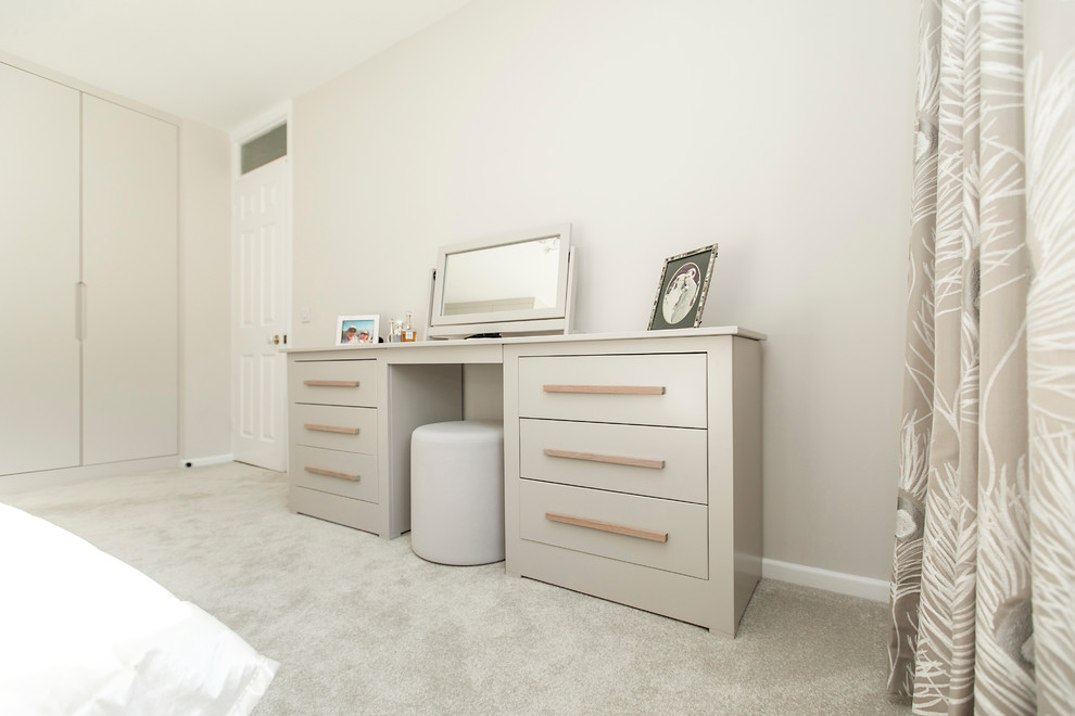 Imagen de dormitorio principal contemporáneo de tamaño medio con moqueta, paredes beige y suelo beige