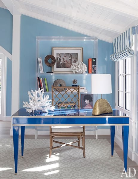 Ispirazione per un'ampia camera matrimoniale eclettica con pareti blu, parquet chiaro e pavimento beige