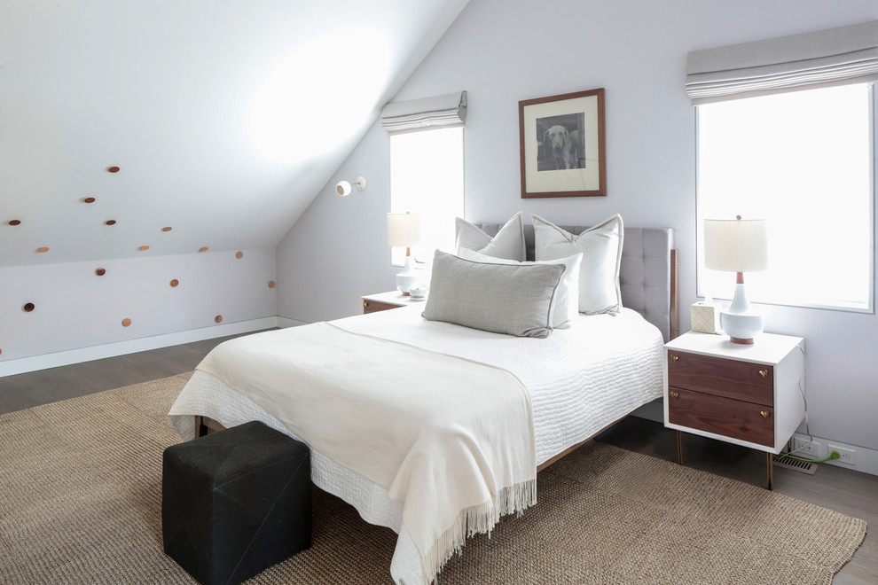 Стильный дизайн: хозяйская спальня среднего размера в современном стиле с бежевыми стенами и темным паркетным полом без камина - последний тренд