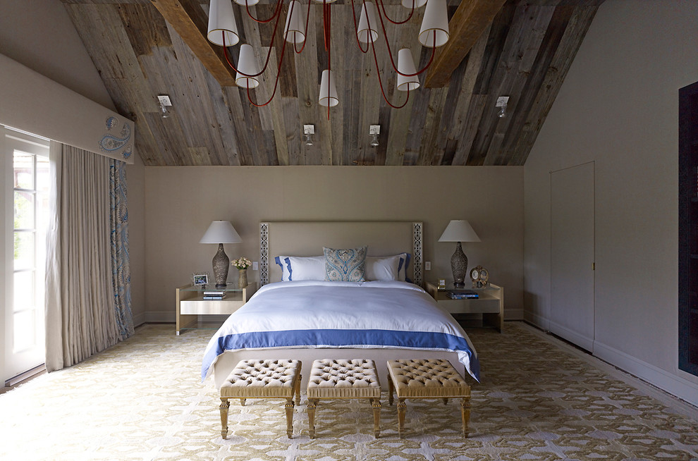 Идея дизайна: хозяйская спальня среднего размера в стиле кантри с белыми стенами и ковровым покрытием