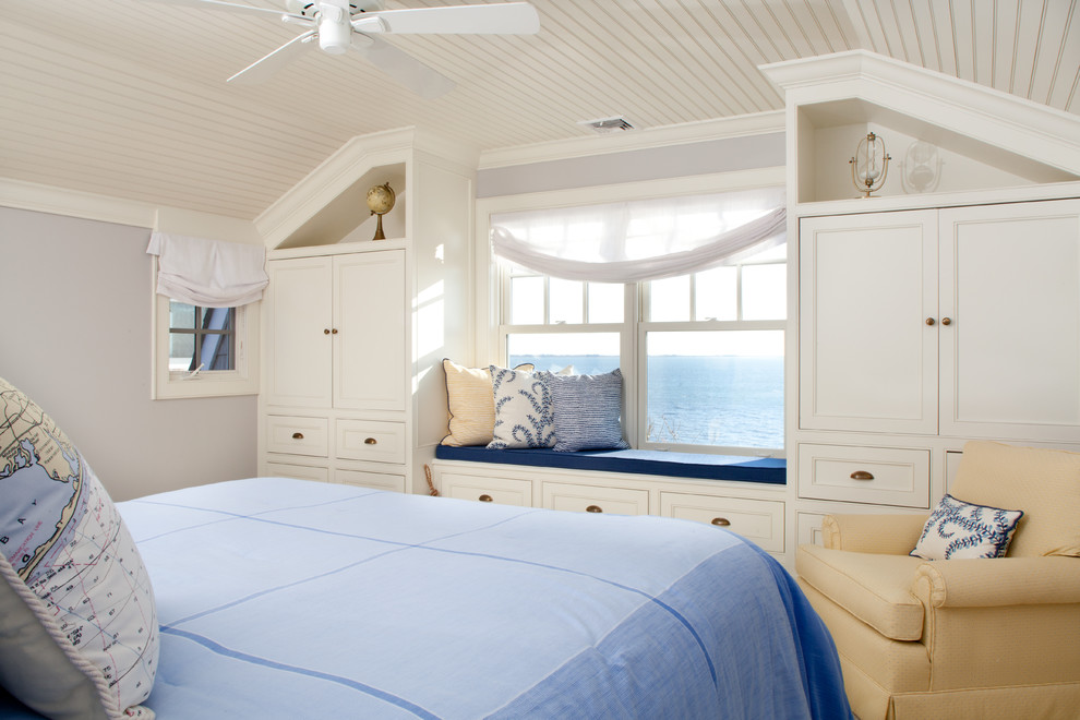 Modelo de dormitorio principal marinero sin chimenea con paredes grises y moqueta