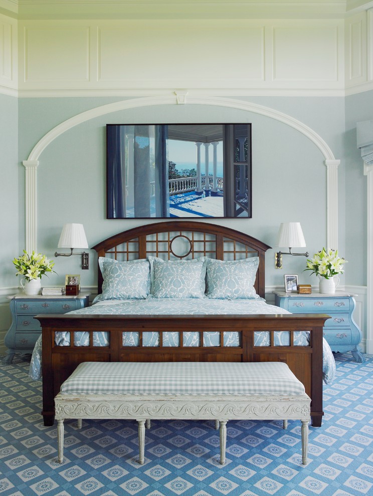 Ispirazione per una camera da letto costiera con pavimento blu