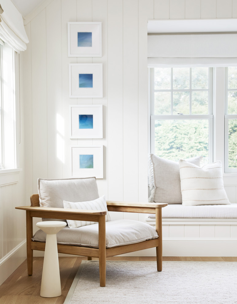 Mittelgroßes Maritimes Hauptschlafzimmer mit weißer Wandfarbe, hellem Holzboden, Kamin, Kaminumrandung aus Stein und braunem Boden in New York