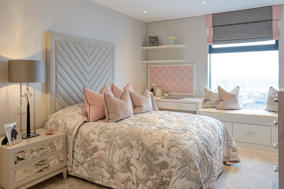 Immagine di una camera da letto classica con pareti grigie, moquette e pavimento beige