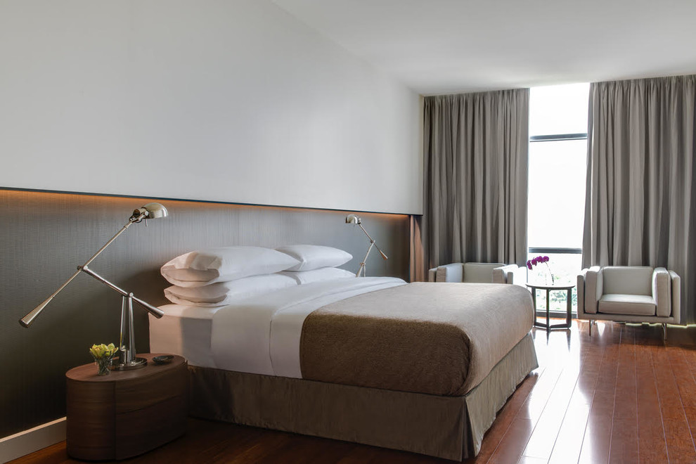 Стильный дизайн: большая спальня в стиле модернизм с белыми стенами и полом из бамбука - последний тренд