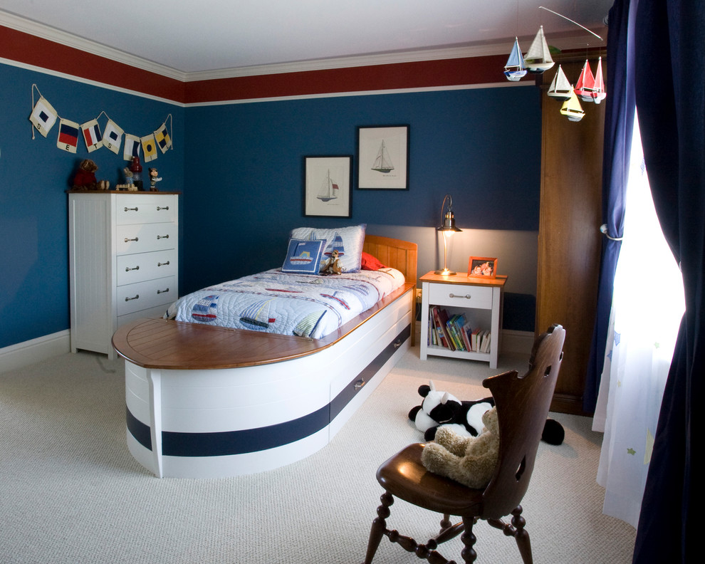 Idée de décoration pour une chambre tradition de taille moyenne avec un mur bleu, aucune cheminée et un sol beige.