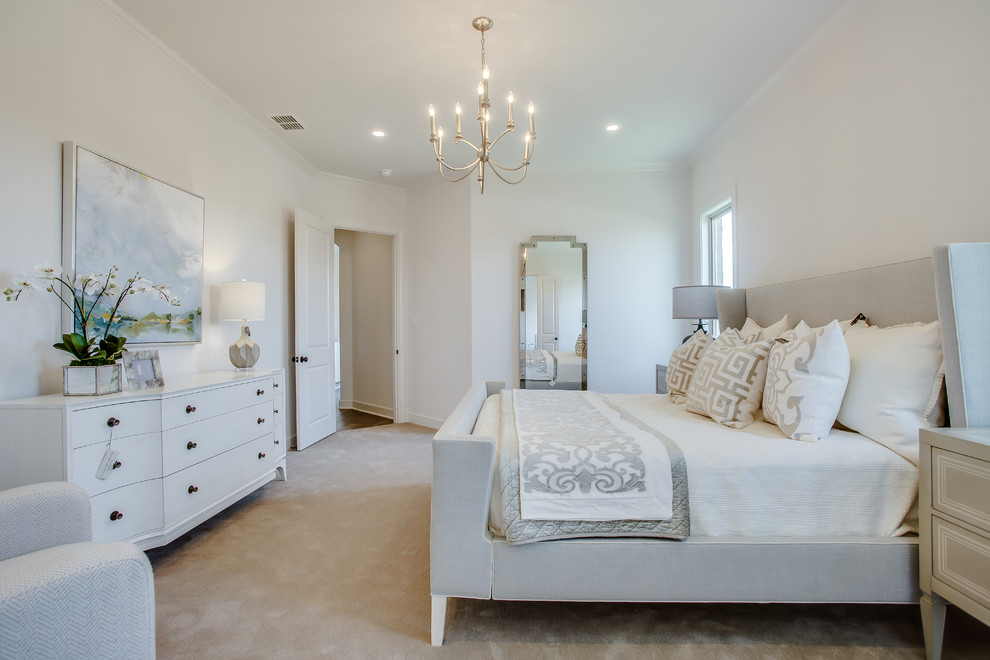 Стильный дизайн: хозяйская спальня в стиле неоклассика (современная классика) с белыми стенами, ковровым покрытием и бежевым полом - последний тренд