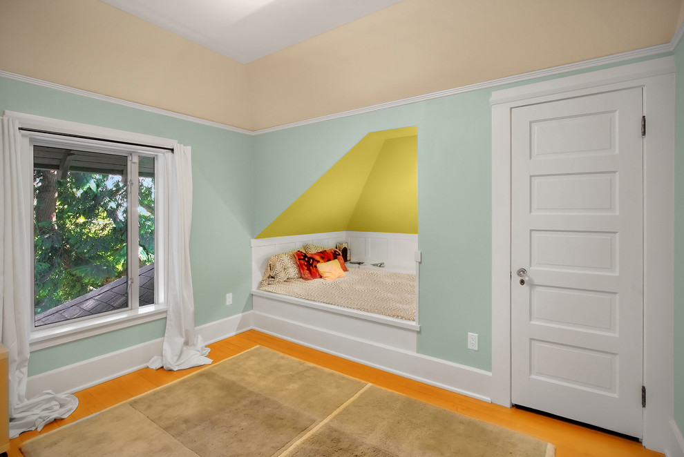 Идея дизайна: гостевая спальня (комната для гостей) в современном стиле с разноцветными стенами