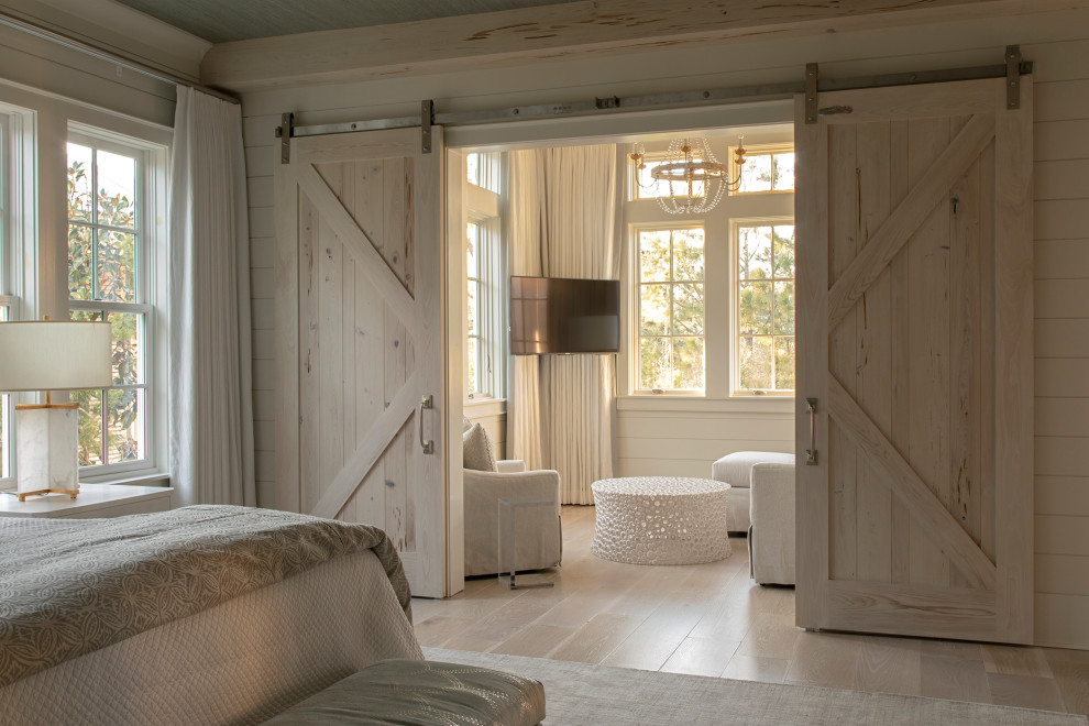Пример оригинального дизайна: большая хозяйская спальня в морском стиле с бежевыми стенами, светлым паркетным полом и бежевым полом
