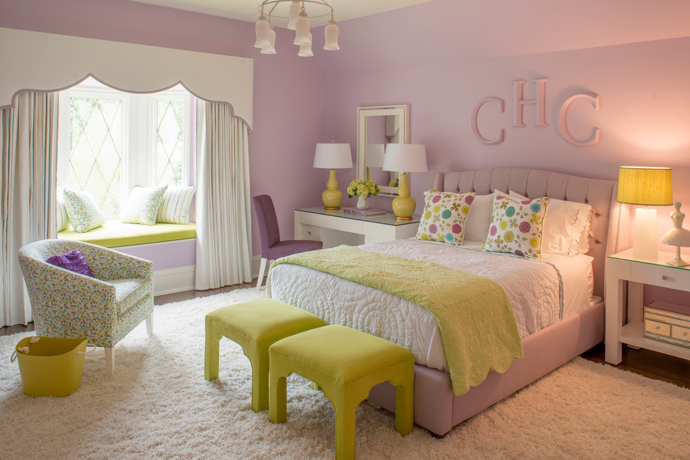 На фото: большая спальня с фиолетовыми стенами и темным паркетным полом с